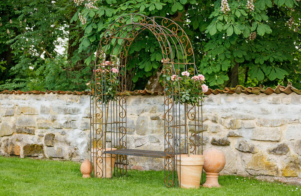 Rosenbogen Calabria in Rostoptik mit Bank Gesamtansicht mit Rosen und Dekoration Rosenbogen Calabria in Rostoptik mit Bank Gesamtansicht mit Rosen und Dekoration