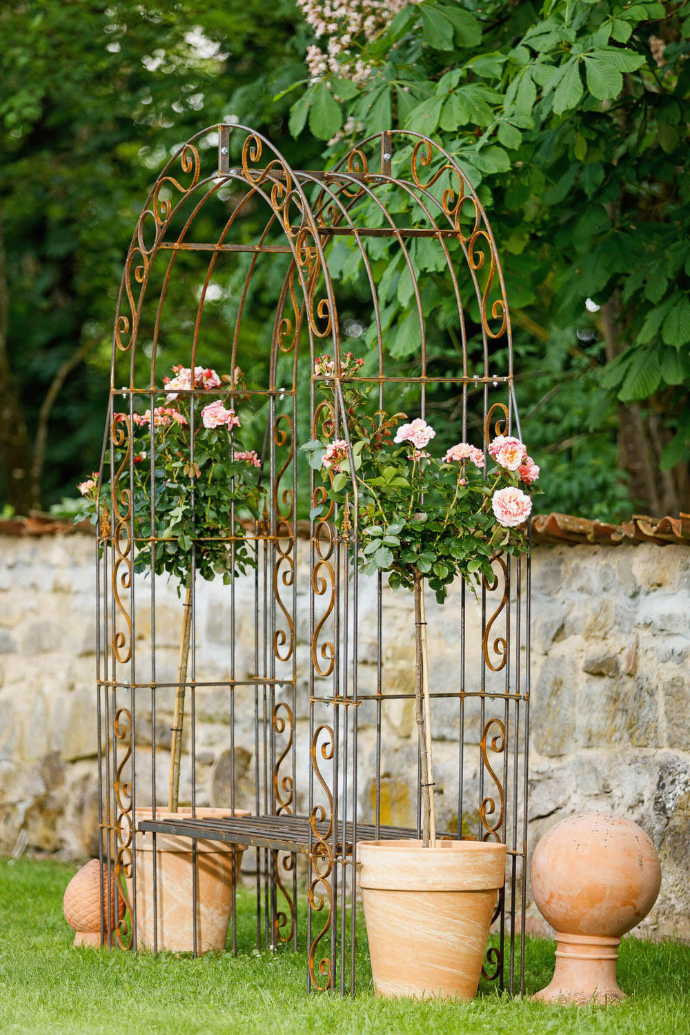 Rosenbogen Calabria mit Bank in Rostoptik Gesamtansicht mit Rosen und Dekoration Rosenbogen Calabria mit Bank in Rostoptik Gesamtansicht mit Rosen und Dekoration