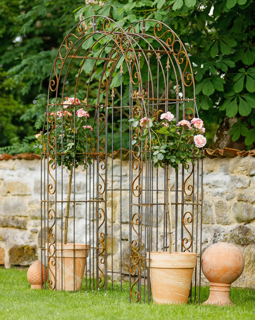 Rosenbogen Calabria mit Rückwand in Rostoptik Gesamtansicht seitlich mit Rosen und Dekoration Rosenbogen Calabria mit Rückwand in Rostoptik Gesamtansicht seitlich mit Rosen und Dekoration