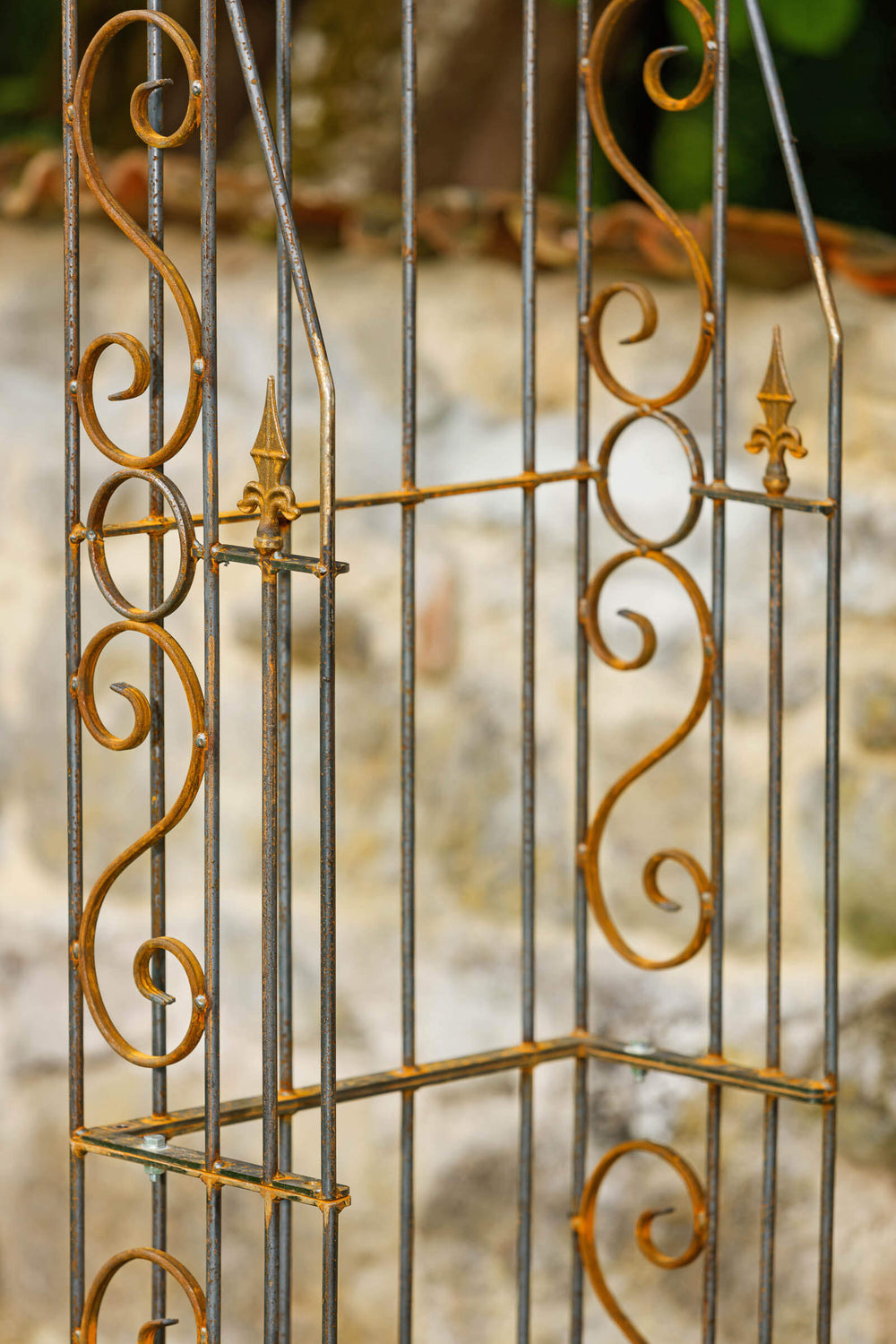 Stabiler Rosenbogen Calabria aus Metall in unbeschichtet Detailansicht Stabiler Rosenbogen Calabria aus Metall in unbeschichtet Detailansicht