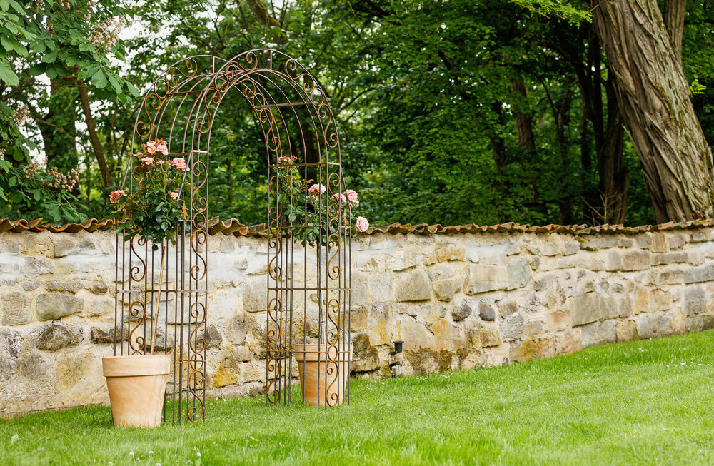 Stabiler Rosenbogen Calabria aus Metall Gesamtansicht stehend im Garten Stabiler Rosenbogen Calabria aus Metall Gesamtansicht stehend im Garten