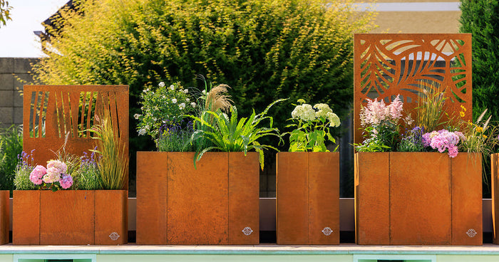 Hochbeete mit integriertem Sichtschutz <br>– Gartenbereiche stilvoll abgrenzen