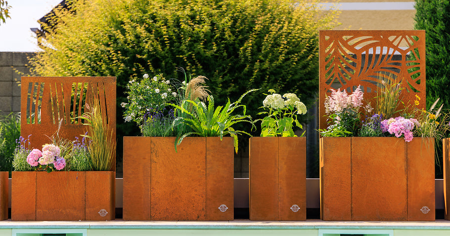 Hochbeete mit integriertem Sichtschutz <br>– Gartenbereiche stilvoll abgrenzen