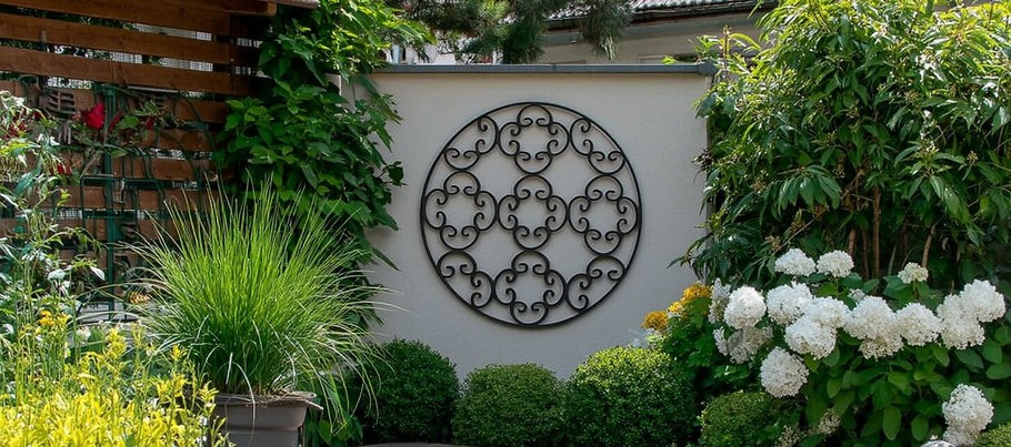 Hauswand verschönern: kreative Ideen mit Rankgittern und Pflanzen