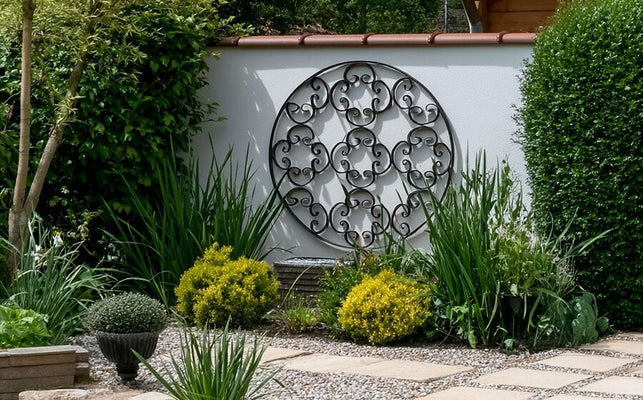 Hauswand verschönern: kreative Ideen mit Rankgittern und Pflanzen