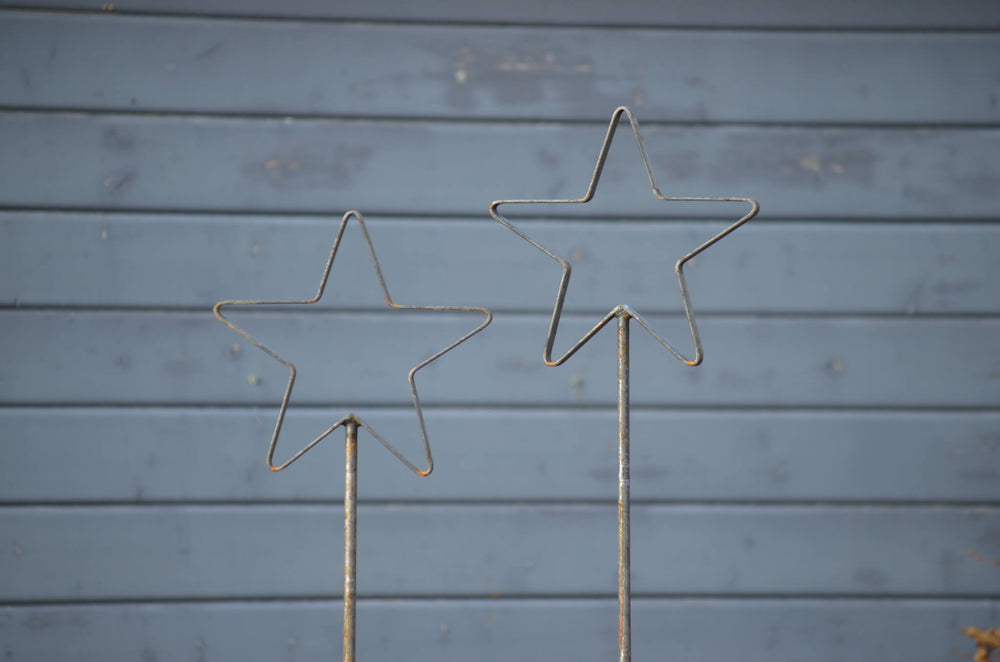 Rankstabset Tissano Detailansicht beide Stern-Spitzen vor grauem Gartenhaus