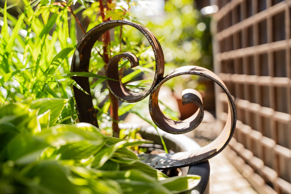 Metallherz Vercelli Detailansicht im Blumenkübel, unbeschichtet