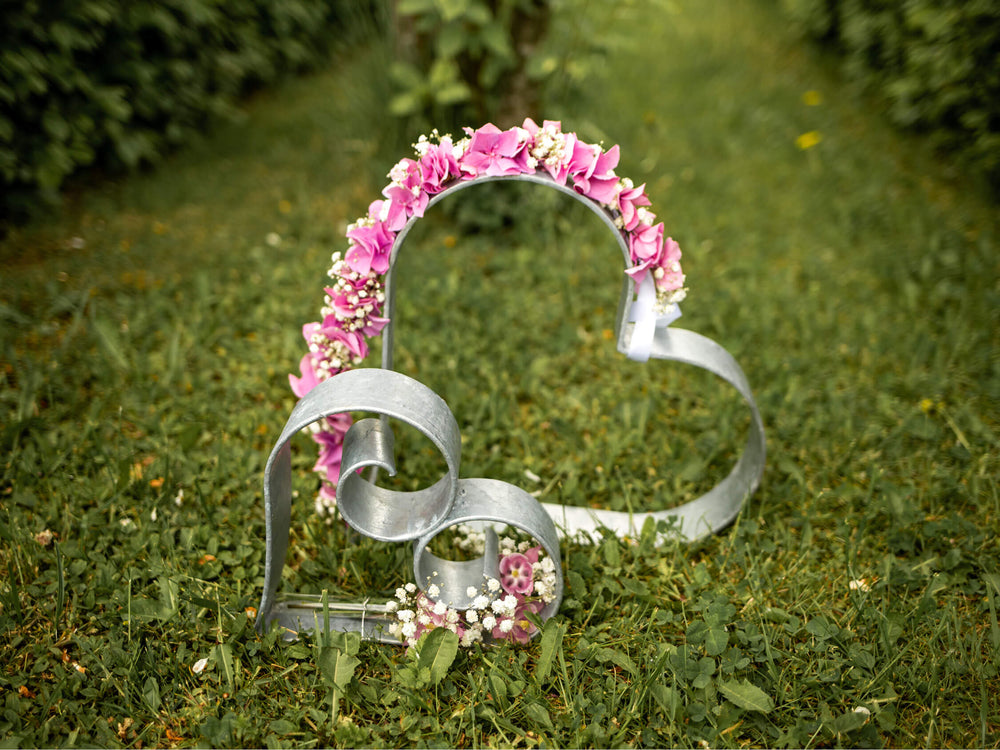 Dekoset Metallherzen in feuerverzinkt mit Blumen geschmückt