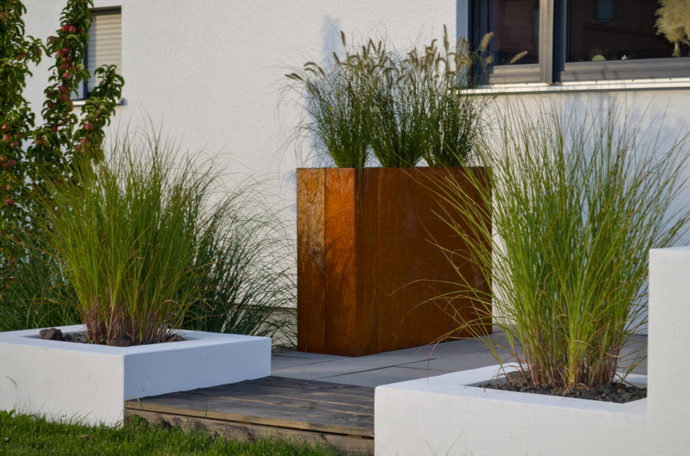 Hochbeet Manarola 40x136x100 in Cortenstahl bepflanzt auf einer Terrasse